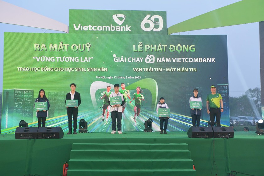 Trao những học bổng đầu tiên của Quỹ Vững tương lai