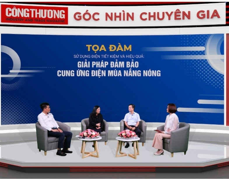 Ông Nguyễn Đình Thắng (bìa trái) tham dự tọa đàm.