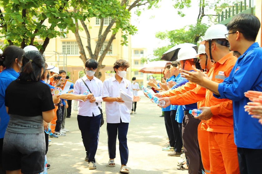 'Thấy thợ điện phụ huynh yên tâm hơn'