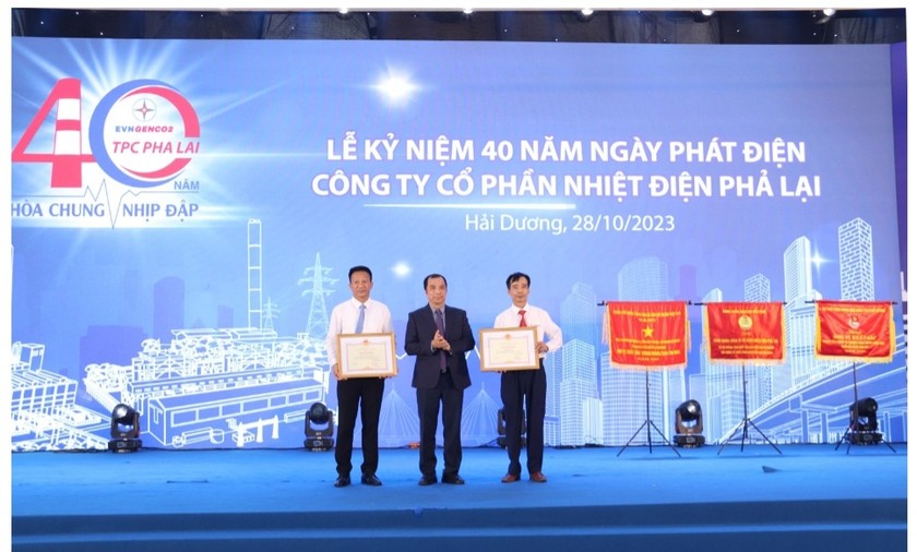 Ông Ngô Sơn Hải - Phó Tổng giám đốc Tập đoàn điện lực Việt Nam tặng bằng khen của Tập đoàn cho tập thể của Nhiệt điện Phả Lại đạt thành tích xuất sắc.