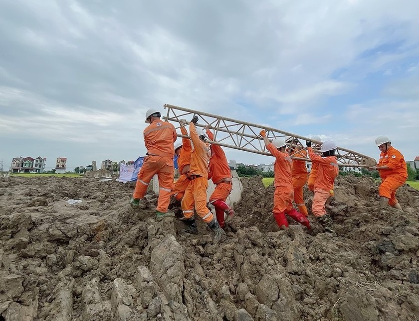 Những 'người lính' ngành điện Thủ đô xung phong vào công trường mạch 3