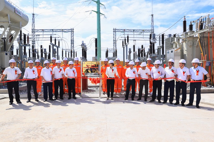 Các đại biểu thực hiện nghi lễ kéo băng khánh thành công trình TBA 110kV Yên Lạc.