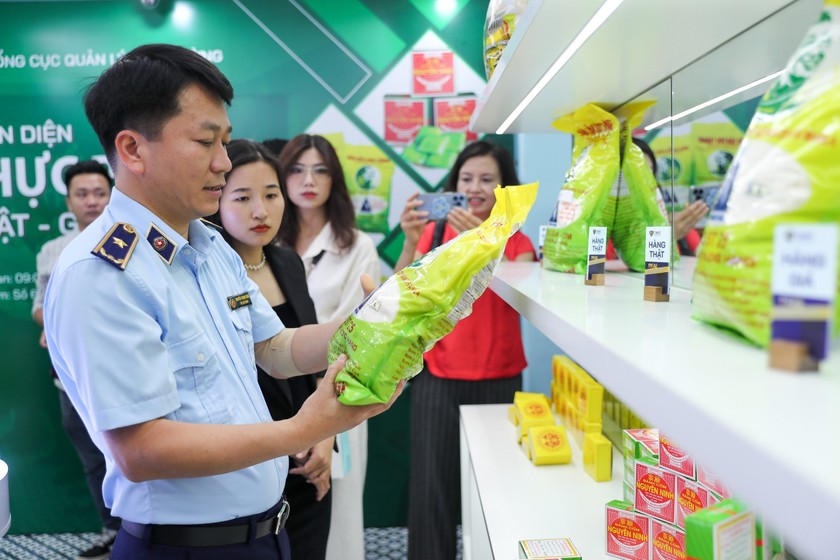 'Mục sở thị' độ tinh vi của hàng giả tại Phòng trưng bày thật - giả