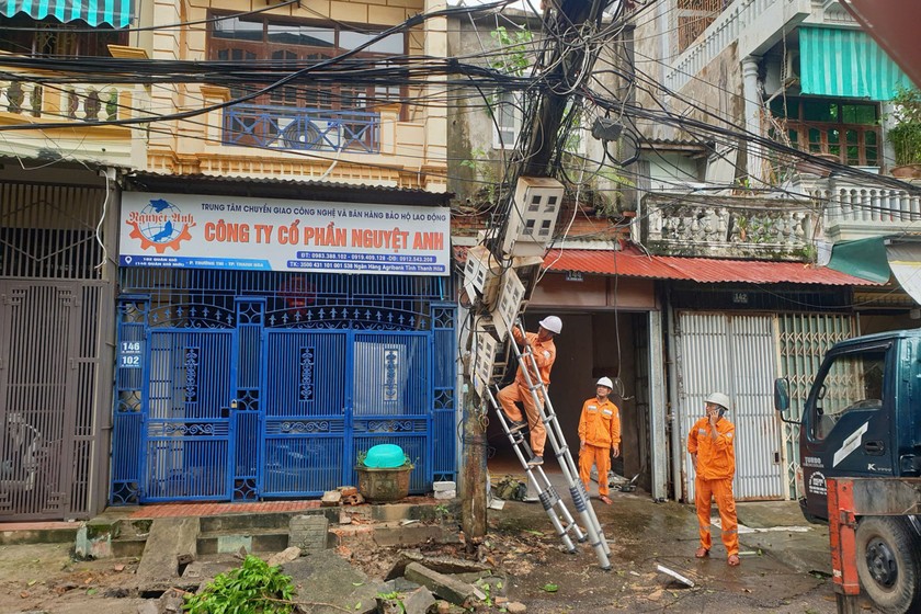 Ngành điện tập trung cấp điện trở lại cho khách hàng sau cơn bão số 3