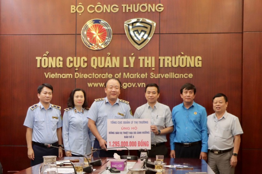 Lực lượng QLTT quyên góp hơn 2,3 tỷ đồng ủng hộ người dân bị ảnh hưởng bởi bão, lũ