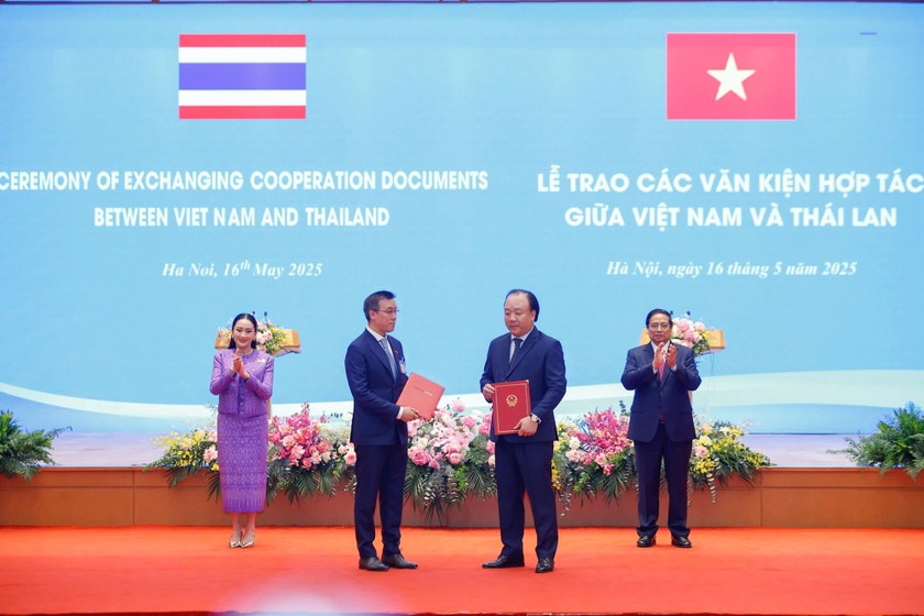 Ông Trần Hữu Linh và đại diện Central trao biên bản ghi nhớ giữa 2 bên