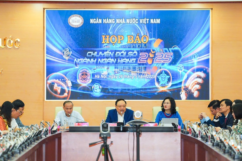 Ông Phạm Anh Tuấn - Vụ trưởng Vụ Thanh toán (ngồi giữa) thông tin tại cuộc họp báo