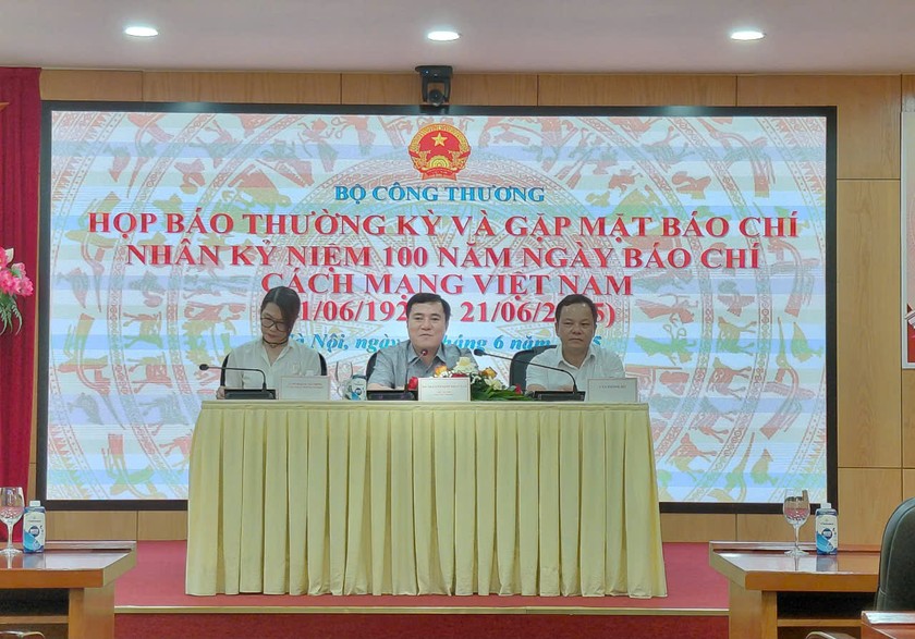 Toàn cảnh cuộc họp báo thường kỳ của Bộ Công Thương diễn ra chiều qua. 