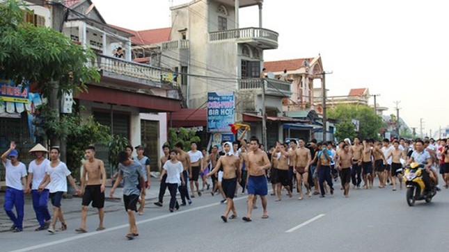 Các học viên cai nghiện đi trên đường phố.