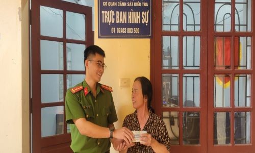 Trao trả lại số tiền 115 triệu đồng cho bà T