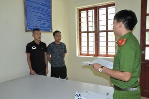 Nguyễn Văn Thảo (bên phải) và Tôn Việt Hoàng tại cơ quan Công an