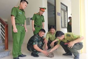 Anh Phạm Văn Lương mang cá thể tê tê đến giao nộp cho cơ quan chức năng.