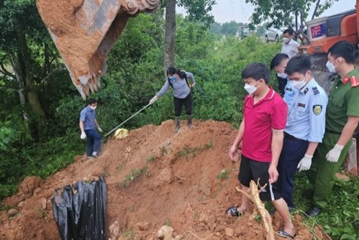 Lực lượng chức năng tiến hành tiêu hủy sản phẩm động vật không đảm bảo an toàn thực phẩm