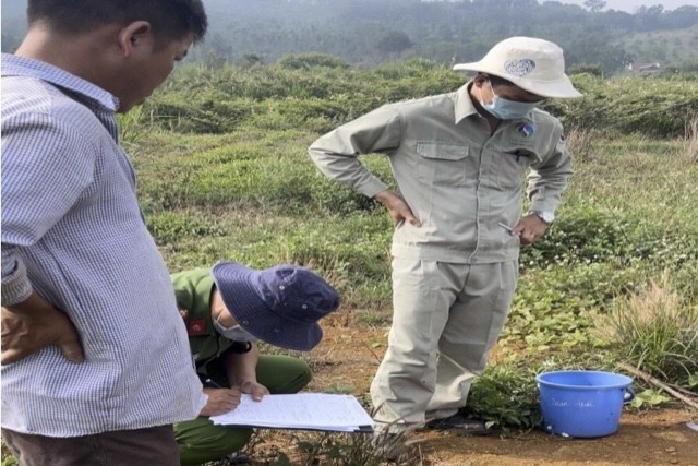 Đoàn kiểm tra tiến hành lấy mẫu, đo lưu lượng xả thải.