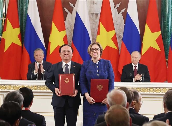 Tổng Bí thư Tô Lâm và Tổng thống Vladimir Putin chứng kiến trao Biên bản ghi nhớ hợp tác giữa Đài Tiếng nói Việt Nam và Cơ quan Ngân sách Nhà nước Liên bang Nga về tổ chức, sản xuất và phổ biến các chương trình âm nhạc, văn hóa và giáo dục Trung tâm phát thanh và truyền hình âm nhạc nhà nước Nga. Ảnh: Thống Nhất/TTXVN