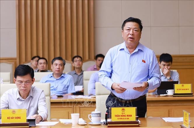 Bộ trưởng Bộ Xây dựng Trần Hồng Minh báo cáo tình hình triển khai các công trình, dự án quan trọng quốc gia. Ảnh: Dương Giang/TTXVN