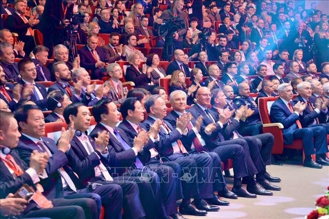 Tổng Bí thư Tô Lâm và Chủ tịch Duma Quốc gia (Hạ viện) Liên bang Nga Vyacheslav Volodin cùng các đại biểu dự buổi gặp gỡ và phát biểu Chính sách tại Học viện Tổng thống Nga. Ảnh: TTXVN phát