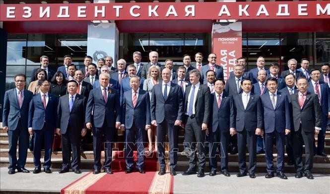 Tổng Bí thư Tô Lâm và Chủ tịch Duma Quốc gia (Hạ viện) Liên bang Nga Vyacheslav Volodin cùng các đại biểu dự buổi gặp gỡ và phát biểu Chính sách tại Học viện Tổng thống Nga. Ảnh: TTXVN phát