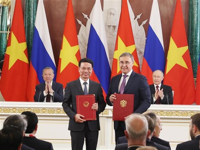 Tổng Bí thư Tô Lâm và Tổng thống Vladimir Putin chứng kiến trao Thỏa thuận giữa 2 Bộ Khoa học và Công nghệ về hợp tác cùng tuyển chọn các đề tài, dự án nghiên cứu khoa học và công nghệ Việt - Nga. Ảnh: Thống Nhất/TTXVN