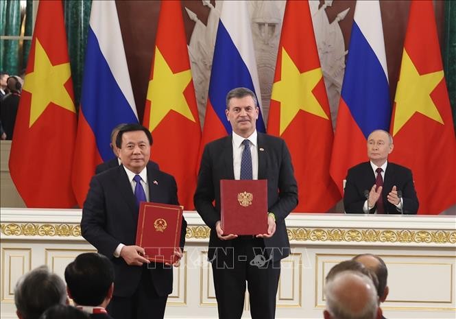 Tổng Bí thư Tô Lâm và Tổng thống Vladimir Putin chứng kiến trao Thỏa thuận hợp tác giữa Học viện Chính trị quốc gia Hồ Chí Minh và Học viện Hành chính Công và Kinh tế quốc dân trực thuộc Tổng thống LB Nga (Ranepa).