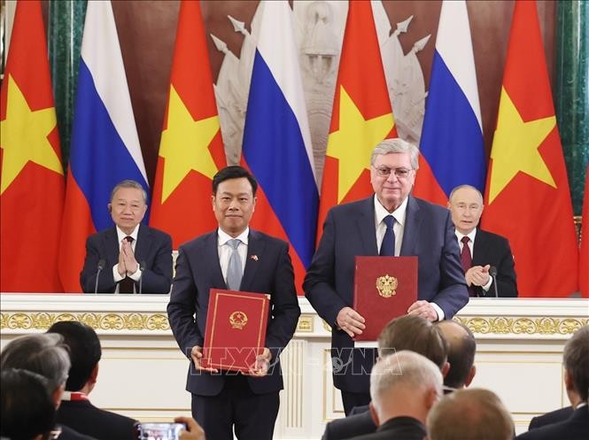 Tổng Bí thư Tô Lâm và Tổng thống Vladimir Putin chứng kiến trao Bản ghi nhớ giữa Đại học Quốc gia Hà Nội và Đại học Quốc gia Quan hệ quốc tế Moskva (MGIMO).