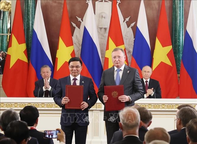 Tổng Bí thư Tô Lâm và Tổng thống Vladimir Putin chứng kiến trao Hợp đồng mua bán khí thiên nhiên từ lô 12/11 giữa Tập đoàn Công nghiệp - Năng lượng Việt Nam và Công ty cổ phần Zarubezhneft và Tổng Công ty Khí Việt Nam.