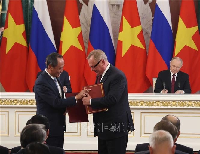 Tổng Bí thư Tô Lâm và Tổng thống Vladimir Putin chứng kiến trao Thỏa thuận hợp tác toàn diện giữa Tổng Công ty Hàng không Việt Nam và Ngân hàng VTB Nga.