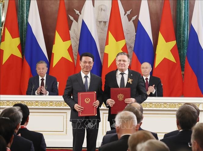 Tổng Bí thư Tô Lâm và Tổng thống Vladimir Putin chứng kiến trao văn kiện Lộ trình tổng thể về hợp tác năng lượng nguyên tử vào mục đích hòa bình giai đoạn 2025-2030 giữa Bộ Khoa học và Công nghệ Việt Nam và Tập đoàn ROSATOM của Nga.