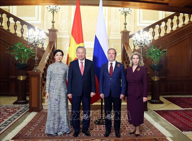 Tổng Bí thư Tô Lâm và Phu nhân với Chủ tịch Đảng nước Nga Thống nhất, Phó Chủ tịch Hội đồng An ninh Liên bang Nga Dmitry Medvedev và Phu nhân. Ảnh: Thống Nhất/TTXVN