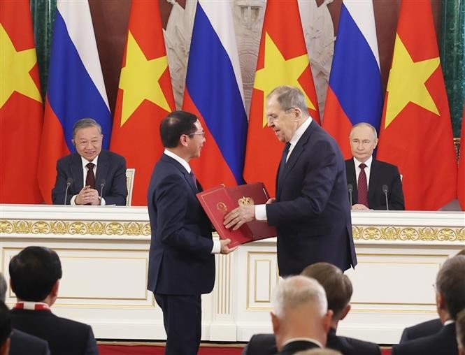 Tổng Bí thư Tô Lâm và Tổng thống Vladimir Putin chứng kiến trao Kế hoạch hợp tác giữa hai Bộ Ngoại giao Việt Nam - LB Nga giai đoạn 2025-2026. Ảnh: Thống Nhất/TTXVN