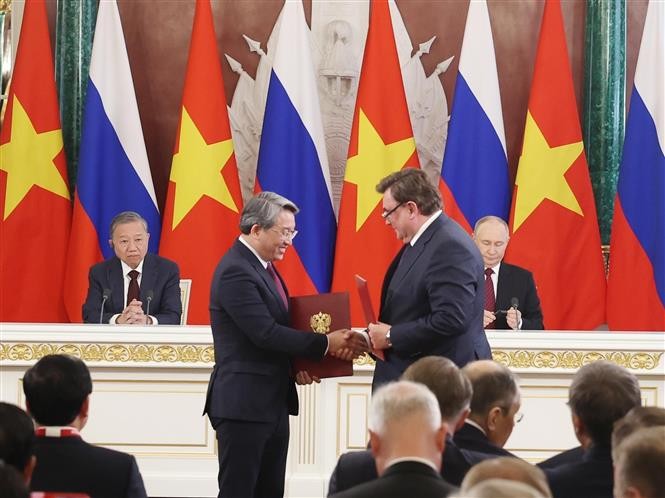 Tổng Bí thư Tô Lâm và Tổng thống Vladimir Putin chứng kiến trao Chương trình hợp tác giữa Bộ Tư pháp Việt Nam và Bộ Tư pháp LB Nga giai đoạn 2026-2027. Ảnh: Thống Nhất/TTXVN