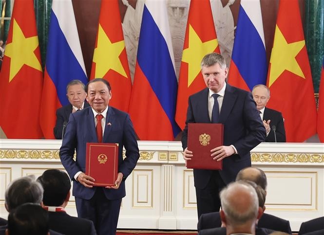 Tổng Bí thư Tô Lâm và Tổng thống Vladimir Putin chứng kiến trao Bản ghi nhớ về hợp tác du lịch giữa Bộ Văn hóa, Thể thao và Du lịch Việt Nam và Bộ Phát triển kinh tế Nga giai đoạn 2025-2030. Ảnh: Thống Nhất/TTXVN