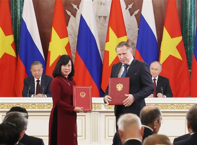 Tổng Bí thư Tô Lâm và Tổng thống Vladimir Putin chứng kiến trao Bản ghi nhớ hợp tác giữa Bộ Y tế Việt Nam và Bộ Y tế Nga về hợp tác y sinh. Ảnh: Thống Nhất/TTXVN
