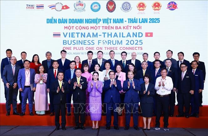 Thủ tướng Phạm Minh Chính và Thủ tướng Vương quốc Thái Lan Lan Paetongtarn Shinawatra với doanh nghiệp hai nước. Ảnh: Dương Giang/TTXVN