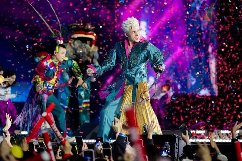 Nghệ sỹ biểu diễn trong concert &quot;Anh trai vượt ngàn chông gai&quot;. (Ảnh: Nhân dân)