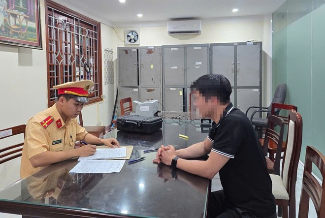Cơ quan chức năng lập biên bản xử phạt tài xế lùi trên cao tốc.