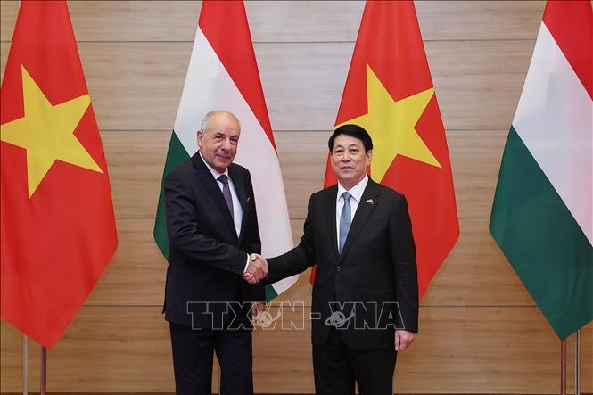 Chủ tịch nước Lương Cường đón Tổng thống Hungary Sulyok Tamas tới dự tiệc chiêu đãi. Ảnh: Lâm Khánh/TTXVN