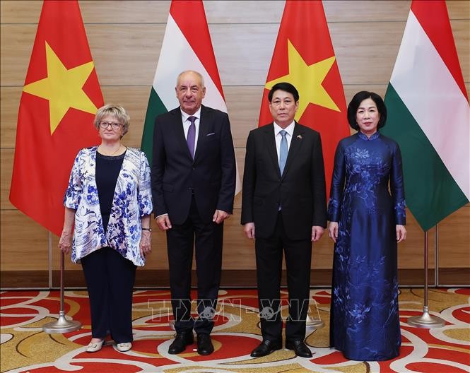Chủ tịch nước Lương Cường và Phu nhân đón Tổng thống Hungary Sulyok Tamas và Phu nhân dự tiệc chiêu đãi. Ảnh: Lâm Khánh/TTXVN
