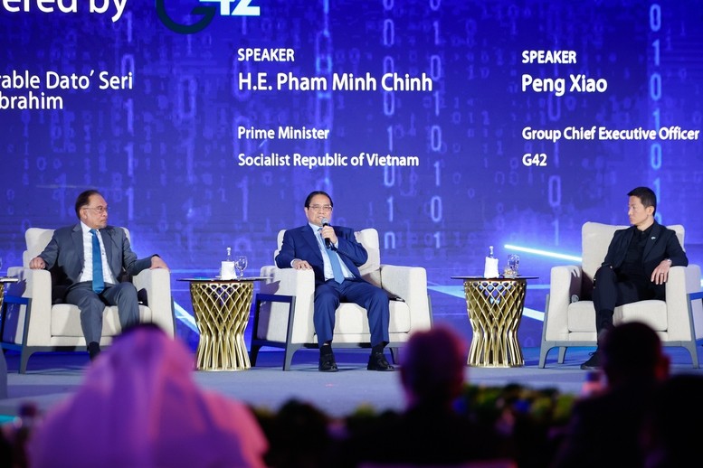 &quot;Con người phát minh ra AI chứ không phải AI phát hiện ra con người, nên không thể để AI thắng con người hay thay thế toàn bộ con người, để con người mất hết việc làm hay mất hết sự sáng tạo&quot;, Thủ tướng Phạm Minh Chính chia sẻ. Ảnh: VGP/Nhật Bắc