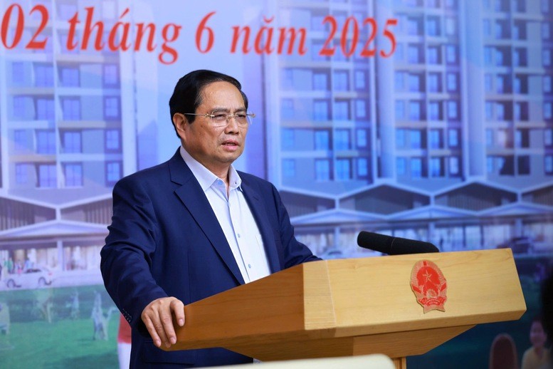 Thủ tướng Phạm Minh Chính nhấn mạnh, nhà ở xã hội không phải nằm ở nơi &quot;khỉ ho cò gáy&quot;, đất &quot;đầu thừa đuôi thẹo&quot; mà phải đầy đủ hạ tầng giao thông, điện, nước, viễn thông, xã hội, y tế, văn hóa, giáo dục - Ảnh: VGP/Nhật Bắc