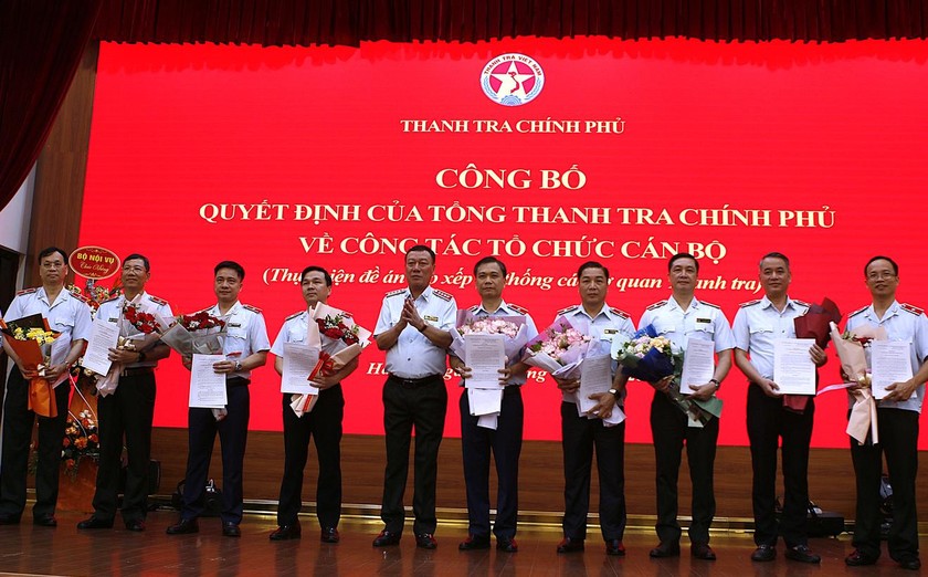 Tổng Thanh tra Chính phủ Đoàn Hồng Phong trao quyết định và tặng hoa chúc mừng các đồng chí được điều động, tiếp nhận và bổ nhiệm.