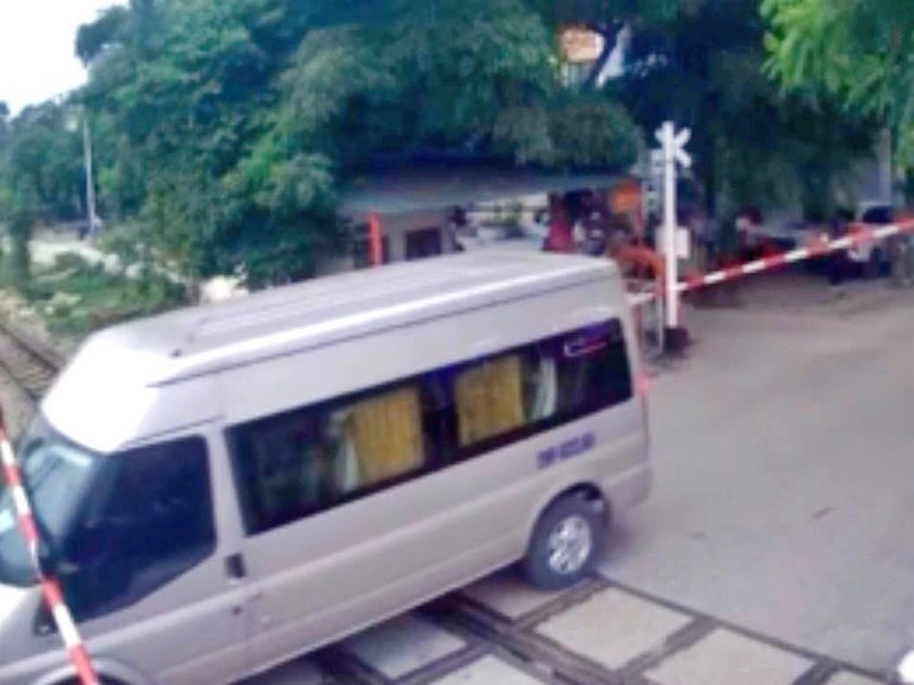 Vượt đường ngang gây hư hỏng cần chắn barie, tài xế xe khách bị phạt 11 triệu đồng 