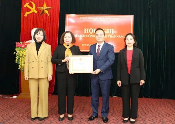 Phó Chủ tịch UBND tỉnh Tuyên Quang Hoàng Việt Phương trao tặng Bằng khen của Bộ trưởng Bộ Tư pháp cho tập thể Sở Tư pháp tỉnh Tuyên Quang. (Ảnh: Sở Tư pháp Tuyên Quang)