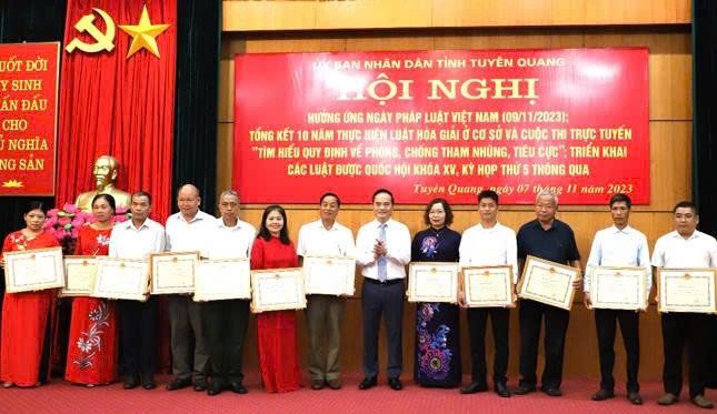 Đồng chí Hoàng Việt Phương, Ủy viên Ban Chấp hành Đảng bộ tỉnh, Phó Chủ tịch UBND tỉnh trao Bằng khen của Chủ tịch UBND tỉnh cho các tập thể, cá nhân có thành tích xuất sắc trong công tác phổ biến giáo dục pháp luật và hòa giải ở cơ sở. (Ảnh: Sở Tư pháp Tuyên Quang)