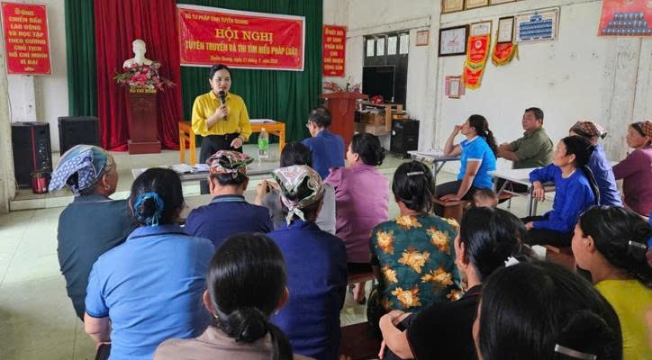 Cán bộ Sở Tư pháp tỉnh Tuyên Quang tuyên truyền pháp luật cho người dân tại thị trấn Lăng Can, huyện Lâm Bình. (Ảnh: Sở Tư pháp Tuyên Quang)