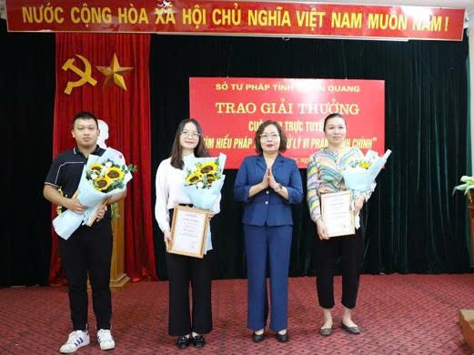 Giám đốc Sở Tư pháp Tuyên Quang Nguyễn Thị Thược trao giải thưởng Cuộc thi trực tuyến ''Tìm hiểu pháp luật về xử lý vi phạm hành chính'' (Ảnh: Sở Tư pháp Tuyên Quang )