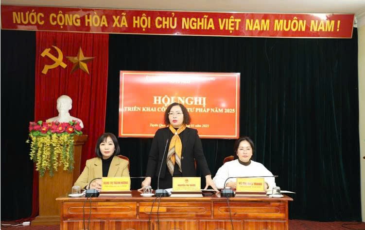 Đồng chí Nguyễn Thị Thược, Ủy viên Ban Chấp hành Đảng bộ tỉnh, Bí thư Đảng ủy, Giám đốc Sở và các đồng chí Phó Giám đốc Sở Tư pháp chủ trì Hội nghị triển khai công tác tư pháp năm 2025. (Ảnh: Sở Tư pháp Tuyên Quang)
