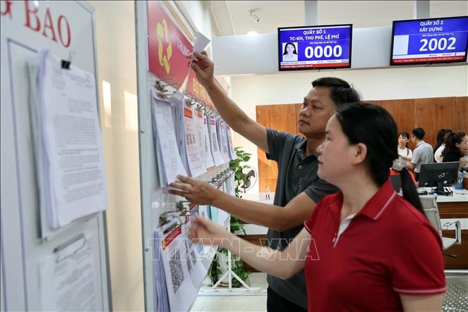 Người dân phường Tam Kỳ, thành phố Đà Nẵng mới đến Trung tâm hành chính công làm thủ tục hành chính. Ảnh: Trần Tĩnh/TTXVN