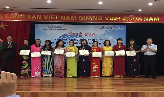 Phó Chủ nhiệm Lương Thanh Nghị trao chứng chỉ cho các học viên.