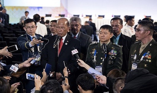 Bộ trưởng Quốc phòng Philippines Delfin Lorenzana (trái) và Tổng tham mưu trưởng các lực lượng vũ trang Eduardo Ano (phải) trả lời họp báo.